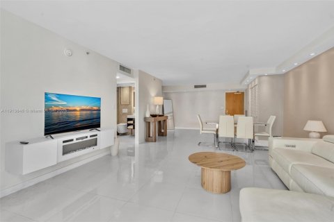 Condo in Surfside, Florida, 1 bedroom  № 2035599 - photo 25