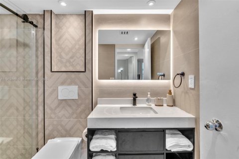 Condo in Surfside, Florida, 1 bedroom  № 2035599 - photo 30