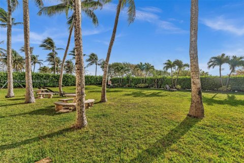 Condo in Surfside, Florida, 1 bedroom  № 2035599 - photo 12