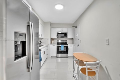 Condo in Surfside, Florida, 1 bedroom  № 2035599 - photo 21