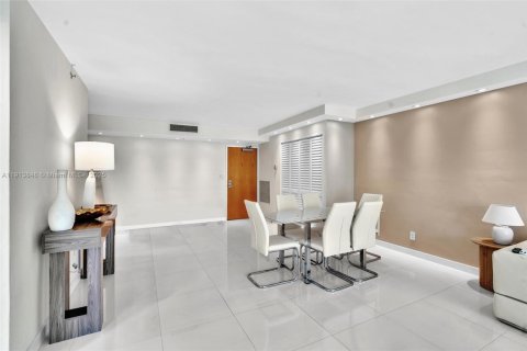 Condo in Surfside, Florida, 1 bedroom  № 2035599 - photo 18