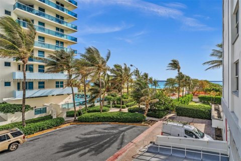 Condo in Surfside, Florida, 1 bedroom  № 2035599 - photo 28