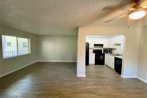 Condominio en alquiler en Temple Terrace, Florida, 1 dormitorio, 74.32 m2 № 1904146 - foto 9