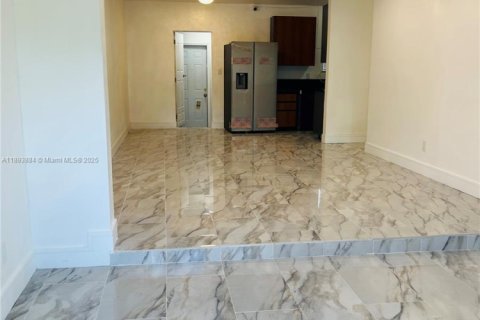 Casa en alquiler en Miami Gardens, Florida, 3 dormitorios, 160.44 m2 № 1948459 - foto 1