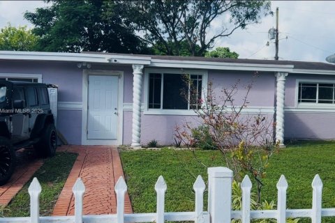 Casa en alquiler en Miami Gardens, Florida, 3 dormitorios, 160.44 m2 № 1948459 - foto 2