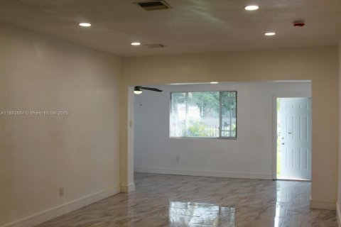 Casa en alquiler en Miami Gardens, Florida, 3 dormitorios, 160.44 m2 № 1948459 - foto 6