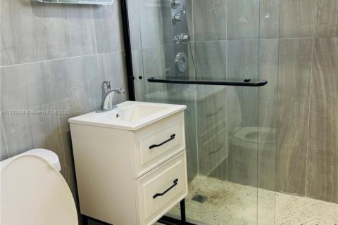 Casa en alquiler en Miami Gardens, Florida, 3 dormitorios, 160.44 m2 № 1948459 - foto 12