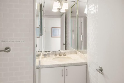 Condo in Miami Beach, Florida, 1 bedroom  № 2076586 - photo 27