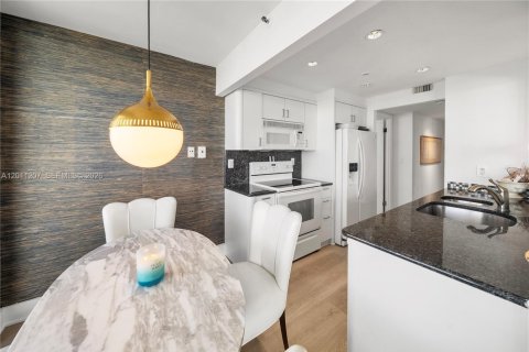 Condo in Miami Beach, Florida, 1 bedroom  № 2076586 - photo 20