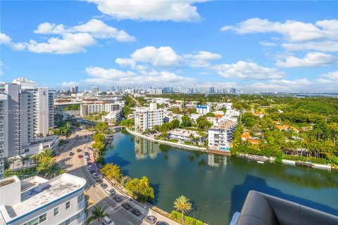 Condo in Miami Beach, Florida, 1 bedroom  № 2076586 - photo 14