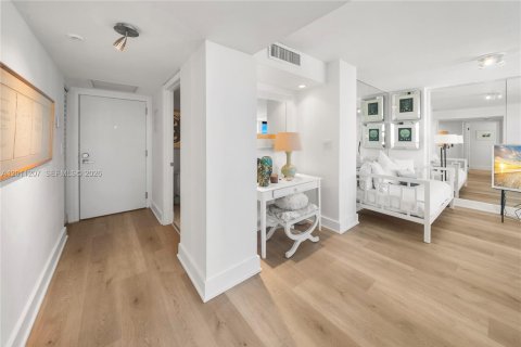 Condo in Miami Beach, Florida, 1 bedroom  № 2076586 - photo 26
