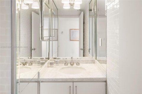 Condo in Miami Beach, Florida, 1 bedroom  № 2076586 - photo 28