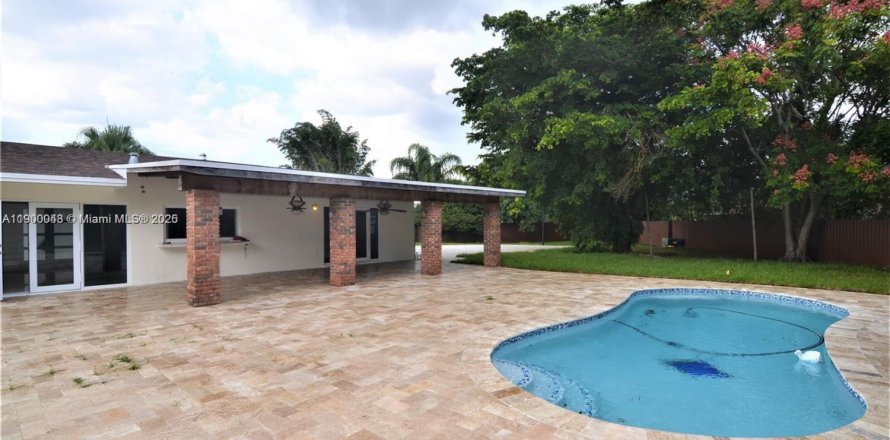 House in Miami, Florida 3 bedrooms, 161.74 sq.m. № 1952639