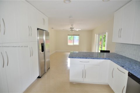 House in Miami, Florida 3 bedrooms, 161.74 sq.m. № 1952639 - photo 6