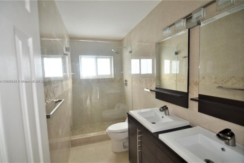 House in Miami, Florida 3 bedrooms, 161.74 sq.m. № 1952639 - photo 15