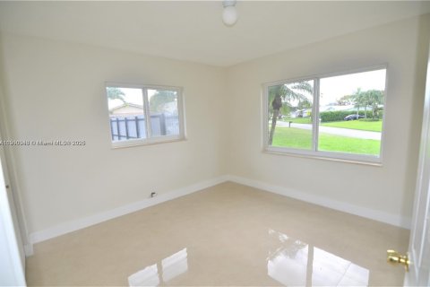 House in Miami, Florida 3 bedrooms, 161.74 sq.m. № 1952639 - photo 11