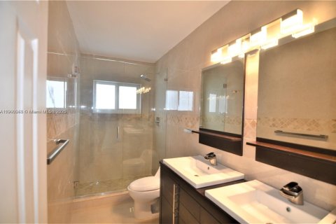 House in Miami, Florida 3 bedrooms, 161.74 sq.m. № 1952639 - photo 16