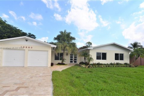 House in Miami, Florida 3 bedrooms, 161.74 sq.m. № 1952639 - photo 2