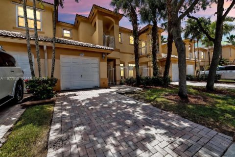 Townhouse in Pembroke Pines, Florida 3 bedrooms, 133.97 sq.m. № 2045332