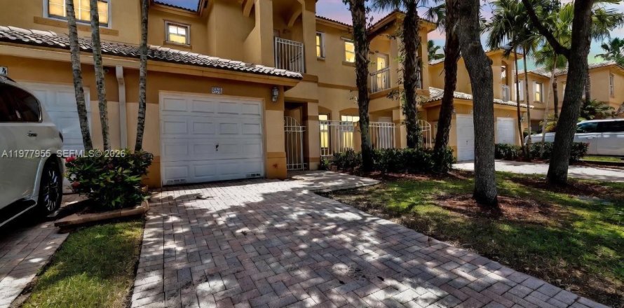 Townhouse in Pembroke Pines, Florida 3 bedrooms, 133.97 sq.m. № 2045332