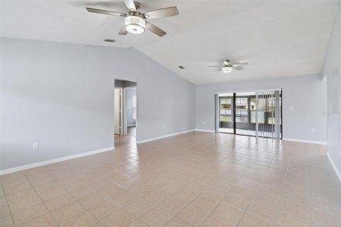 Villa ou maison à vendre à Palm Bay, Floride: 3 chambres, 136.1 m2 № 2216380 - photo 4
