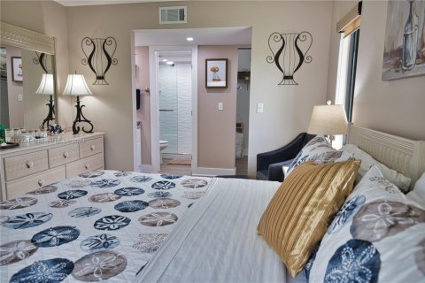 Condo in Englewood, Florida, 2 bedrooms  № 1703628 - photo 14