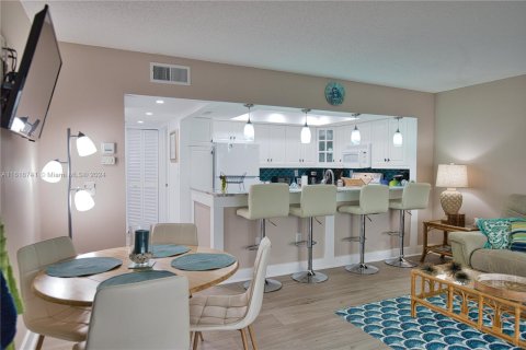 Condo in Englewood, Florida, 2 bedrooms  № 1703628 - photo 10