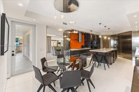 Condominio en venta en Miami Beach, Florida, 4 dormitorios, 379.6 m2 № 1868196 - foto 16