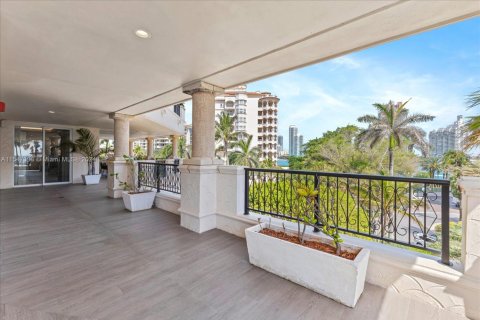 Condominio en venta en Miami Beach, Florida, 4 dormitorios, 379.6 m2 № 1868196 - foto 20