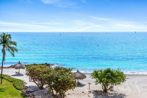Condominio en venta en Miami Beach, Florida, 4 dormitorios, 379.6 m2 № 1868196 - foto 18