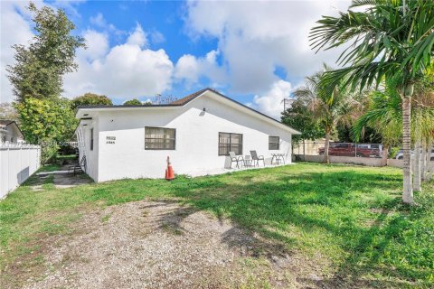 Commercial property in Miami, Florida 248.05 sq.m. № 2041136 - photo 3