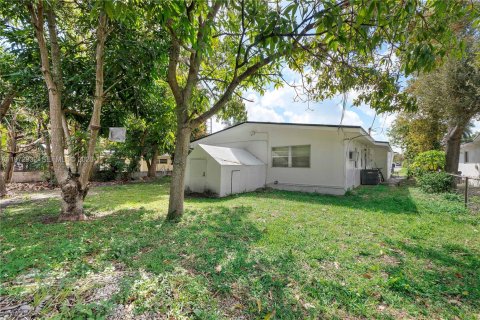 Commercial property in Miami, Florida 248.05 sq.m. № 2041136 - photo 11