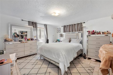 Commercial property in Miami, Florida 248.05 sq.m. № 2041136 - photo 6