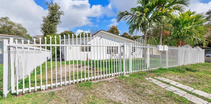 Commercial property in Miami, Florida 248.05 sq.m. № 2041136