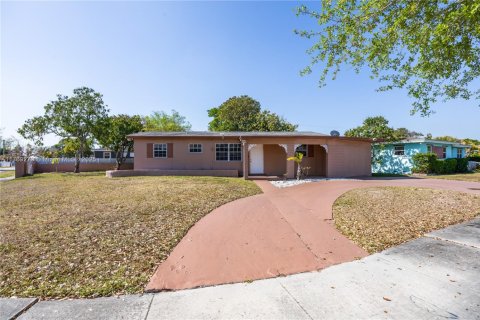 Villa ou maison à vendre à Miami, Floride: 4 chambres, 127.09 m2 № 1701064 - photo 9
