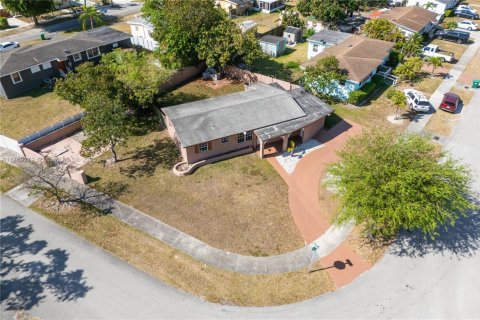 Villa ou maison à vendre à Miami, Floride: 4 chambres, 127.09 m2 № 1701064 - photo 5