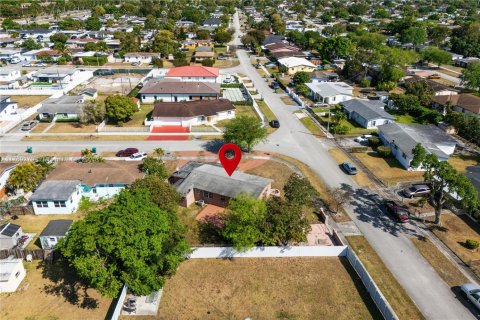 Villa ou maison à vendre à Miami, Floride: 4 chambres, 127.09 m2 № 1701064 - photo 2