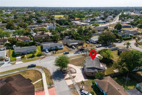 Villa ou maison à vendre à Miami, Floride: 4 chambres, 127.09 m2 № 1701064 - photo 1