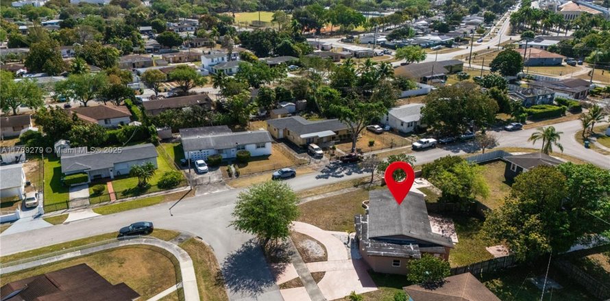 Villa ou maison à Miami, Floride 4 chambres, 127.09 m2 № 1701064