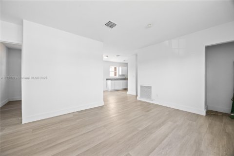 Villa ou maison à vendre à Miami, Floride: 4 chambres, 127.09 m2 № 1701064 - photo 15
