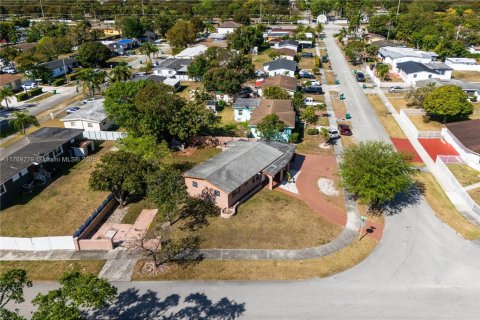 Villa ou maison à vendre à Miami, Floride: 4 chambres, 127.09 m2 № 1701064 - photo 4