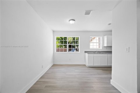 Villa ou maison à vendre à Miami, Floride: 4 chambres, 127.09 m2 № 1701064 - photo 16