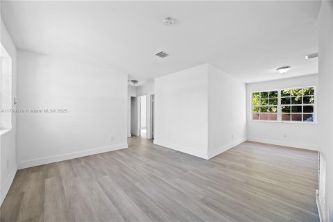 Villa ou maison à vendre à Miami, Floride: 4 chambres, 127.09 m2 № 1701064 - photo 28
