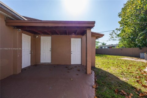 Villa ou maison à vendre à Miami, Floride: 4 chambres, 127.09 m2 № 1701064 - photo 13