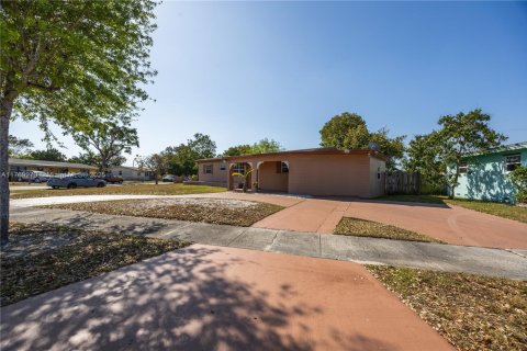 Villa ou maison à vendre à Miami, Floride: 4 chambres, 127.09 m2 № 1701064 - photo 8