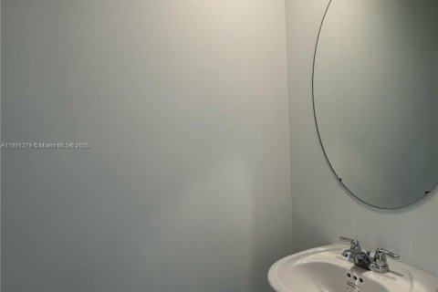 Снять в аренду таунхаус в Флорида-Сити, Флорида 3 спальни, 127.83м2, № 1944658 - фото 11