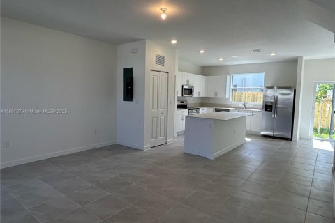 Снять в аренду таунхаус в Флорида-Сити, Флорида 3 спальни, 127.83м2, № 1944658 - фото 5