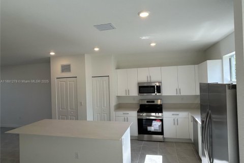 Снять в аренду таунхаус в Флорида-Сити, Флорида 3 спальни, 127.83м2, № 1944658 - фото 4