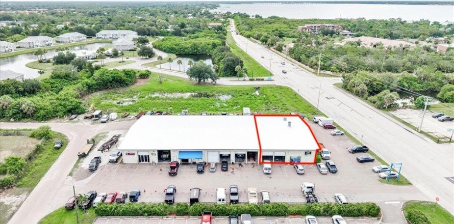Commercial property in Punta Gorda, Florida 371.61 sq.m. № 2208811