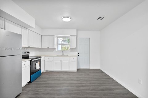 Commercial property in Miami, Florida 218.78 sq.m. № 2041783 - photo 17